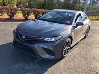 2018-toyota-camry-se-sporty-reliable-fuel-efficient-kansas-city