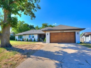 contemporary-home-with-designer-kitchen-and-open-concept-design-oklahoma-city
