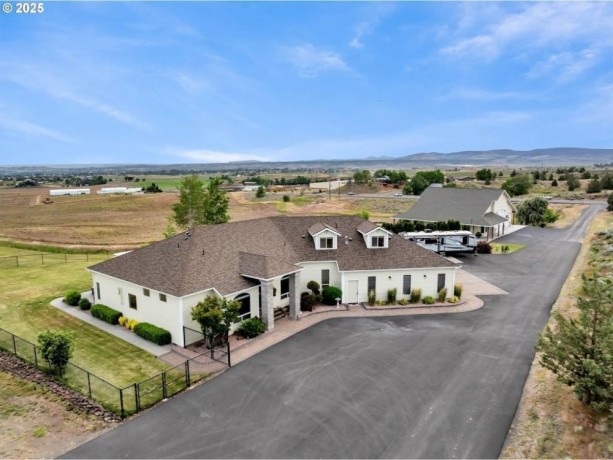 2-luxury-homes-for-multi-gen-living-on-26-acres-redmond-big-1