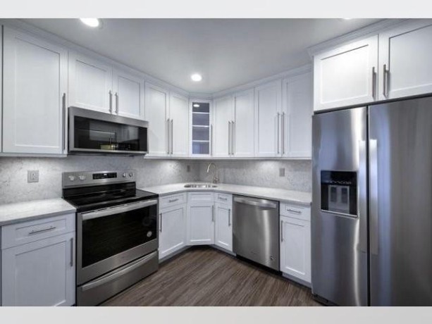 townhouse-for-rent-in-babylon-usa-big-0